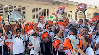 La gestora social, Luz Elena Londoño, continúa con la entrega de kits escolares en el municipio