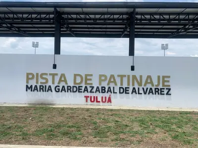Tuluá celebra la inauguración de la pista de patinaje María Gardeazábal de Álvarez, la tercera más rápida de Colombia.